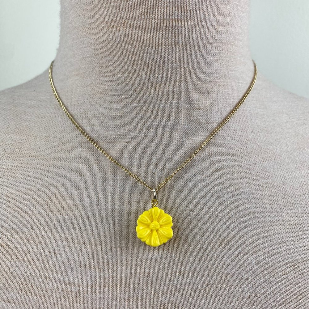 Yellow Plastic Flower Slider Pendant Gold Tone Chain Necklace 17.5"